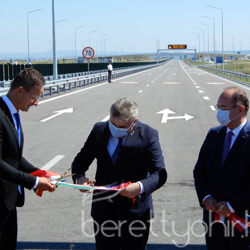 Átadták az M4-es autópálya Ártándig tartó szakaszát27